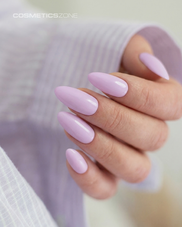 Dlonie-z-manicure-hybrydowym-w-kolorze-A022--subtelna,-jasna-lawenda-na-paznokciach-o-migdalowym-ksztalcie.webp