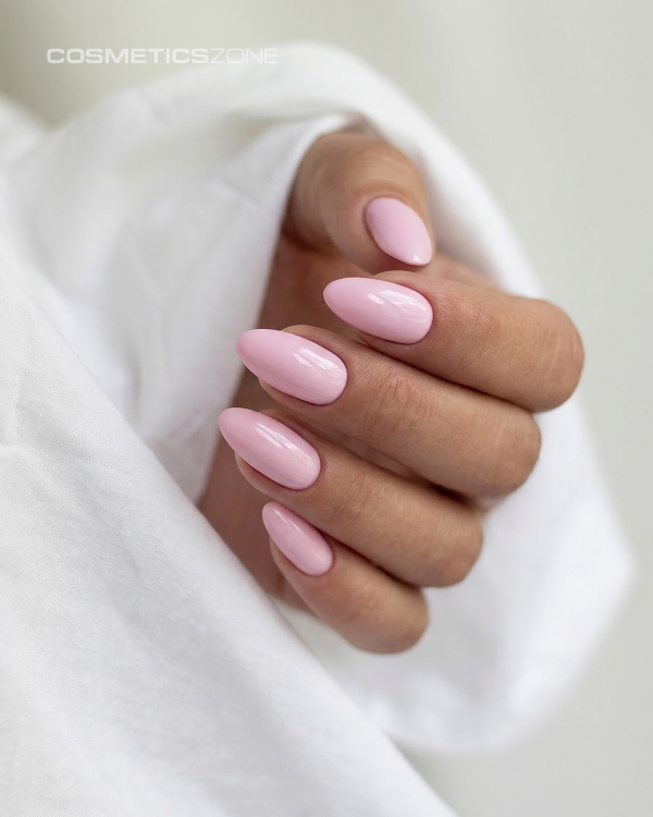 Dlonie-z-manicure-hybrydowym-w-kolorze-A023-Lilac-Veil--delikatny,-pudrowy-roz-z-nuta-lilii-na-paznokciach-o-migdalowym-ksztalcie.webp