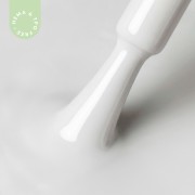 Zblizenie-na-pedzelek-zanurzony-w-lakierze-hybrydowym-A025-Vanilla-Cream--czysty,-mlecznobialy-kolor-o-kremowym-wykonczeniu.webp