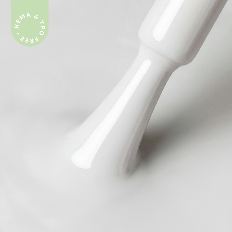 Zblizenie-na-pedzelek-zanurzony-w-lakierze-hybrydowym-A025-Vanilla-Cream--czysty,-mlecznobialy-kolor-o-kremowym-wykonczeniu.webp