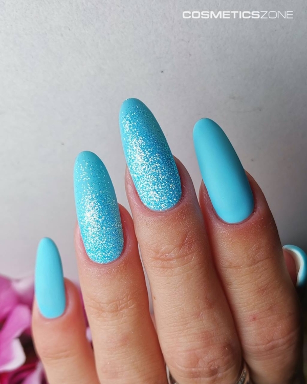 Manicure-hybrydowy.--Paznokcie-pomalowane-lakierem-hybrydowym-hipoalergicznym-w-kolorze-blekitnym.-Wykonanie-agnese_nailartist.webp