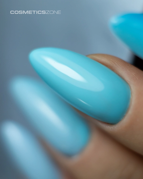 Manicure-hybrydowy.-Stylizacja-wykonana-z-wykorzystaniem-lakieru-hybrydowego-w--kolorze-blekitnym.webp