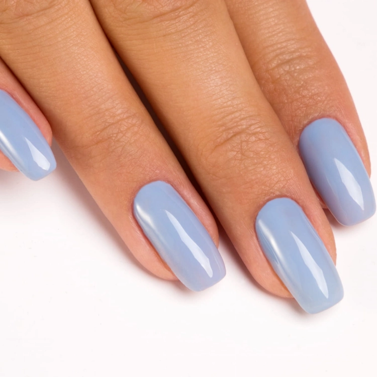 Paznokcie-pomalowane-lakierem-hybrydowym-hipoalergicznym-w-kolorze-jasny-niebieski-pastelowym-Blue-Splendor-PST19.webp