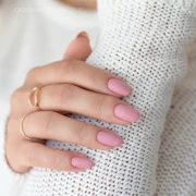 Manicure-hybrydowy.-Paznokcie-pomalowane-lakierem-hybrydowym-hipoalergicznym-w-kolorze-brudnym-rozowym---Dirty-Pink-210.webp