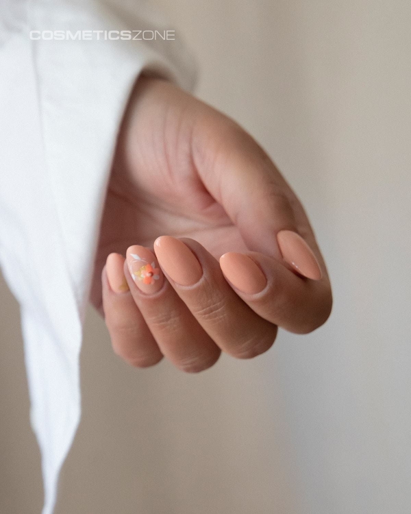 Manicure-hybrydowy.-Paznokcie-pomalowane-lakierem-hybrydowym-w-kolorze-lososiowym.webp