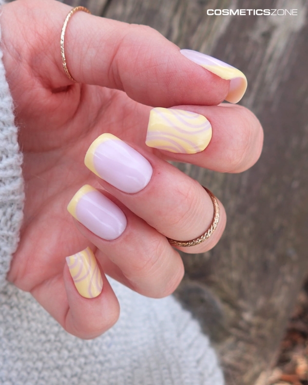 Manicure-hybrydowy.-Zdobienie-wykonane-z-wykoorzystaniem-pastelowego-zoltego-lakieru-hybrydowego-i-mlecznej-bazy.-Wykonanie-loveche.webp