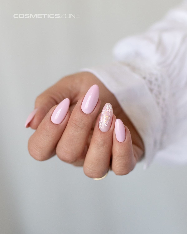 Manicure-hybrydowy.-Paznokcie-pomalowane-lakierem-hybrydowym-w-kolorze--jasny-rozowy.webp