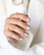 Manicure-hybrydowy.-Paznokcie-pomalowane-lakierem-hybrydowym-w-kolorze-bezowym-kremowym.webp