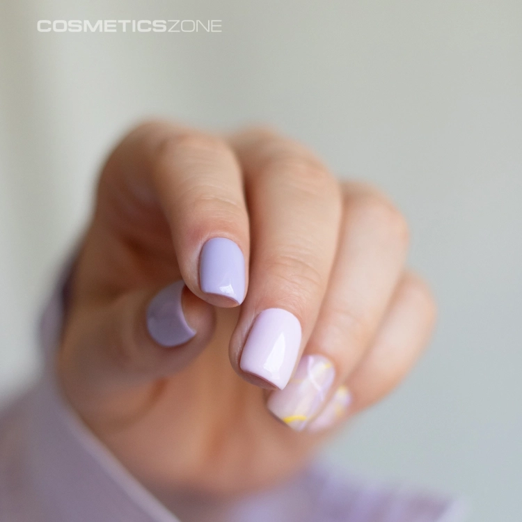 Manicure-hybrydowy.-Paznokcie-pomalowane-lakierem-hybrydowym-hipoalergicznym-w-kolorze-jasnym-fioletowym---Sunrise-Vi (1).webp
