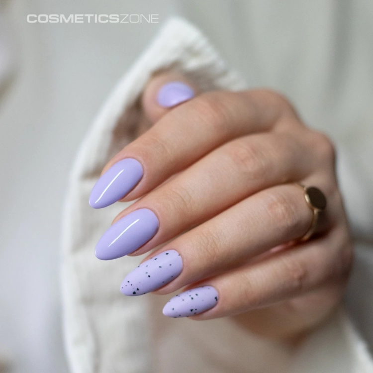 Manicure-hybrydowy.-Paznokcie-pomalowane-lakierem-hybrydowym-hipoalergicznym-w-kolorze-pastelowym-jasnym-fiolecie-Sunrise.webp