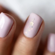 Manicure-hybrydowy.-Paznokcie-pomalowane-lakierem-hybrydowym-hipoalergicznym-w-kolorze-pastelowym-jasnym-rozu-Besties-For.webp