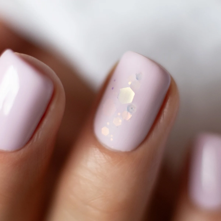 Manicure-hybrydowy.-Paznokcie-pomalowane-lakierem-hybrydowym-hipoalergicznym-w-kolorze-pastelowym-jasnym-rozu-Besties-For.webp