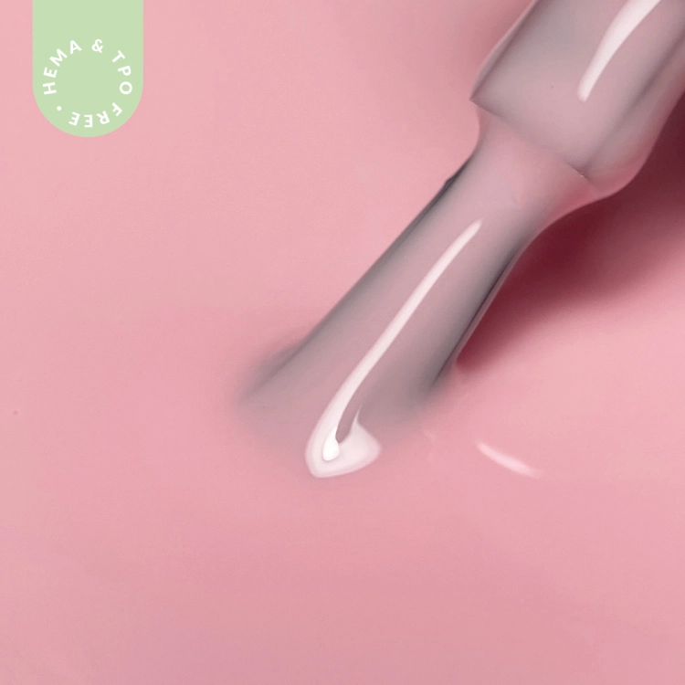 Pedzelek-zanurzony-w-lakierze-hybrydowym-hipoalergicznym-w-kolorze-jasnego-rozowwgo---Pink-Pudding-004.webp