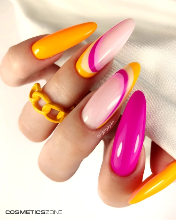 Manicure-hybrydowy.-Zdobienie-wykonane-z-wykorzystaniem-lakieru-hybrydowego-w-odcieniu-intensywnego-fioletu.-Wyk.-hybrydynka_.webp