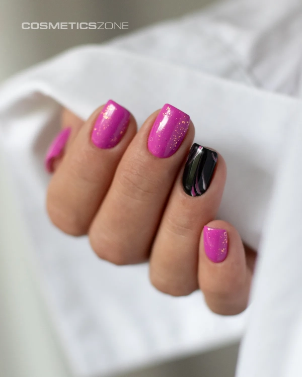 Manicure-hybrydowy.-Paznokcie-pomalowane-lakierem-hybrydowym-hipoalergicznym-w-kolorze-purpurowy-roz.webp
