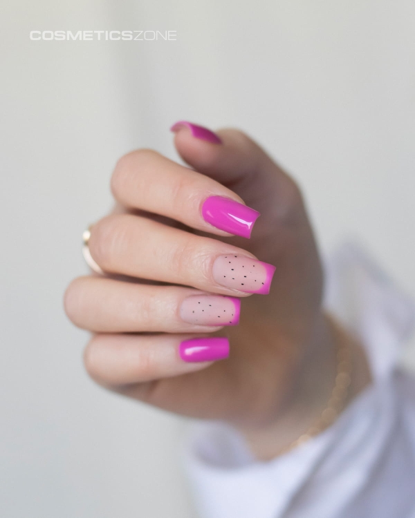 Paznokcie-pomalowane-lakierem-hybrydowym.-Manicure-z-wykorzystaniem-purpurowego-rozu.webp