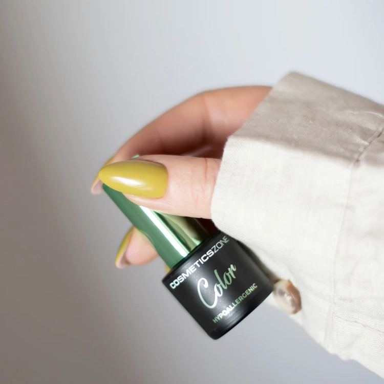 Manicure-hybrydowy.-Paznokcie-pomalowane-lakierem-hybrydowym-hipoalergicznym-w-kolorze-pistacjowym-PST14 (1).webp