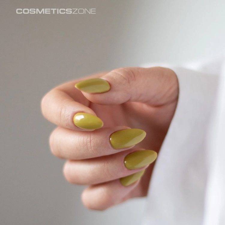 Manicure-hybrydowy.-Paznokcie-pomalowane-lakierem-hybrydowym-hipoalergicznym-w-kolorze-pistacjowym-PST14.webp