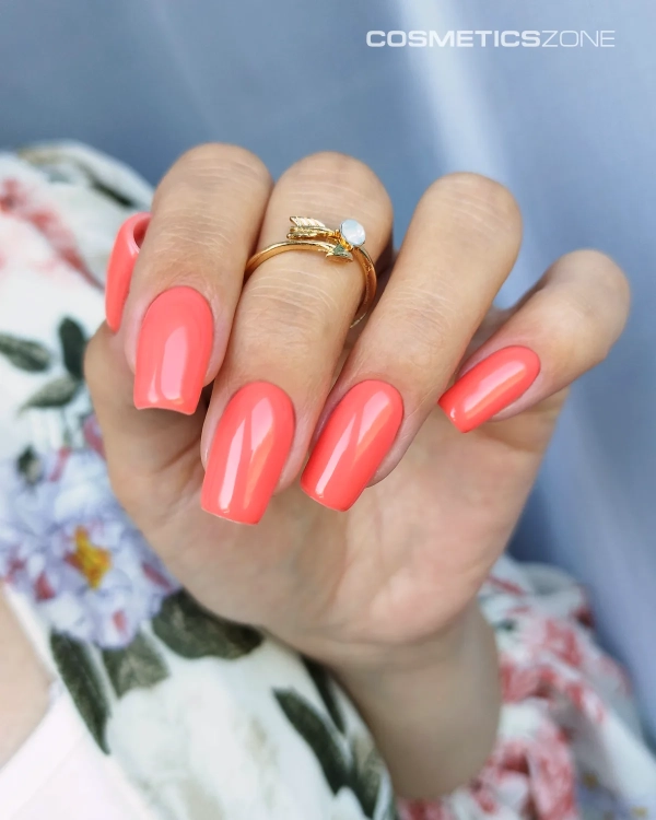 Manicure-hybrydowy.-Paznokcie-pomalowane-lakierem-hybrydowym-w-kolorze-cegalny-pomaranczowy.-Wykonanie-mp_nails_monika_p.webp