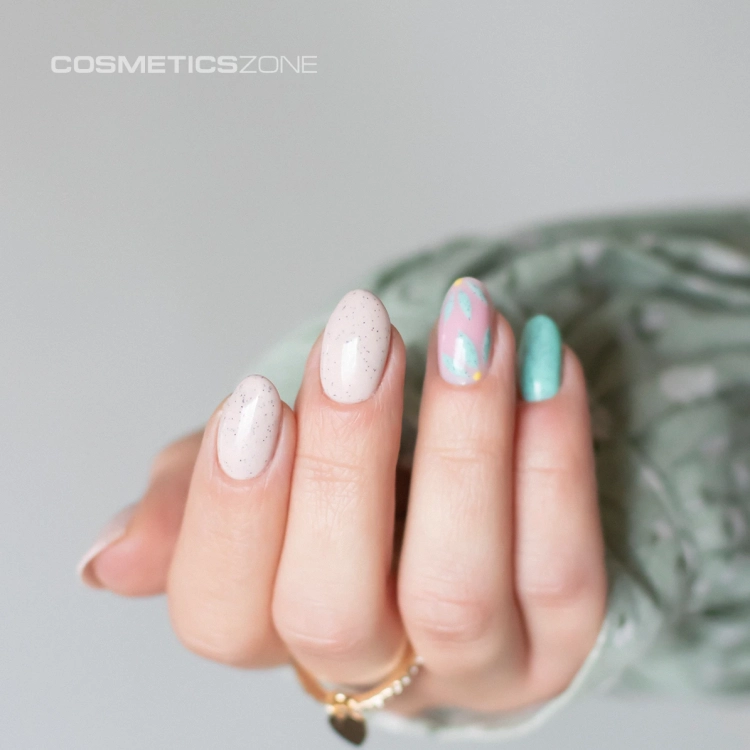 Lakier-hybrydowy-hipo-mietowy-z-czarnymi-drobinkami-K002---MintChoc.webp