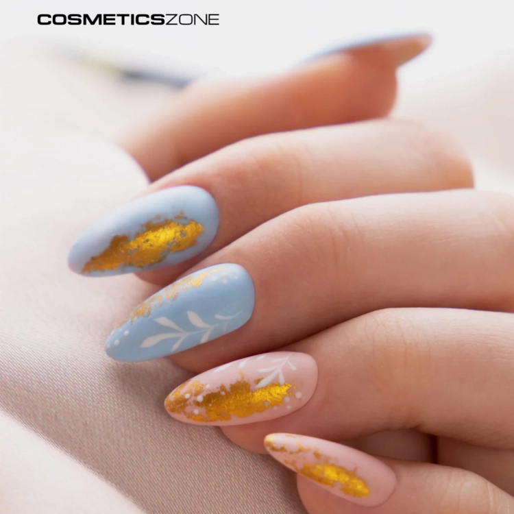 Manicure-wykonany-z-wykorzystaniem-lakieru-hybrydowego-w-kolorze-blekitnym.webp