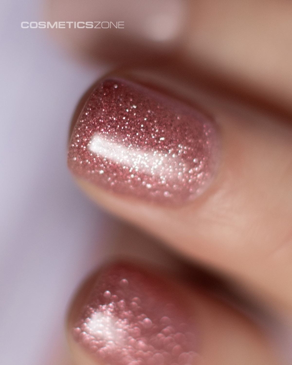 Manicure-hybrydowy.-Paznokcie-pomalowane-lakierem-hybrydowym-brokatowym-w-kolorze-rozowym.webp