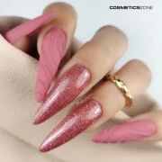 Manicure-wykonany-z-wykorzystaniem-rozowego-brokatowego-lakieru-hybrydowego-hipoalergicznego.-Wykonanie-Gosia-Wojcik.webp