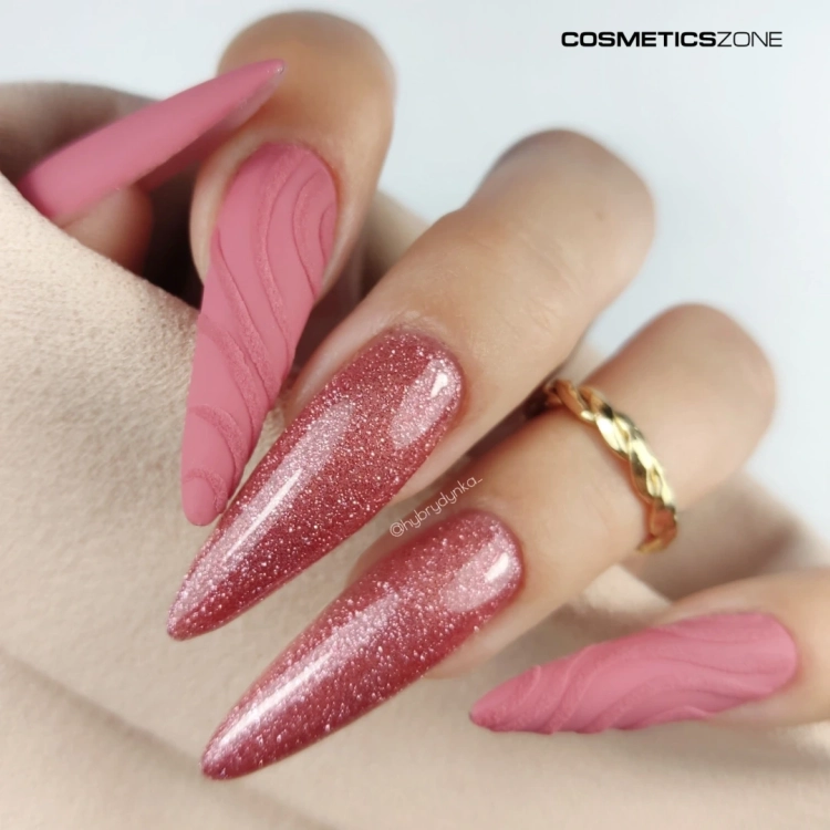 Manicure-wykonany-z-wykorzystaniem-rozowego-brokatowego-lakieru-hybrydowego-hipoalergicznego.-Wykonanie-Gosia-Wojcik.webp
