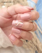 Manicure-hybrydowy.-Paznokcie-pomalowane-lakierem-hybrydowym-hipoalericznym-w-kolorze-brudnego-rozu.-Wykonanie-lovechevronblog.webp