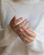 Manicure-wykonany-lakierem-hybrydowym-hipoalergicznym-w-kolorze-brudnego-rozu.webp
