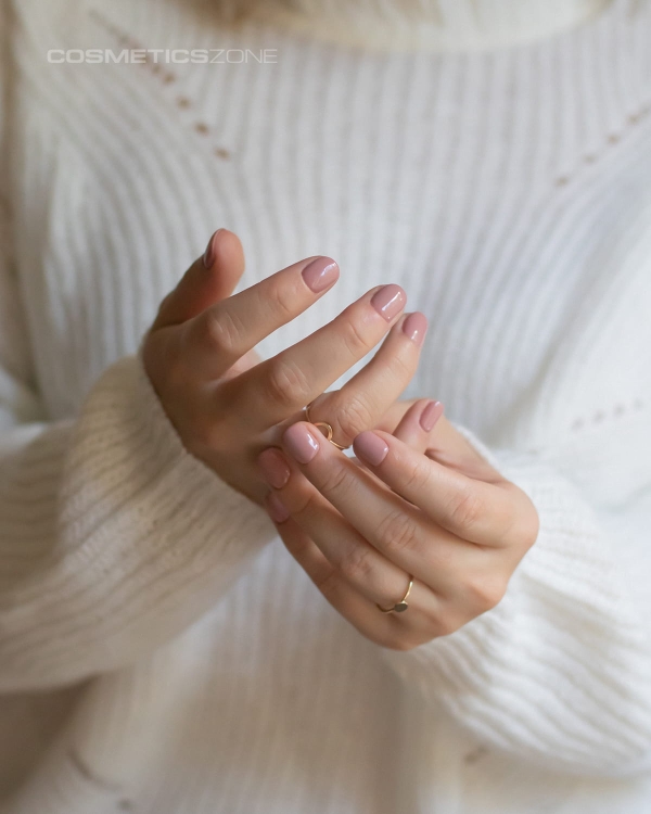 Manicure-wykonany-lakierem-hybrydowym-hipoalergicznym-w-kolorze-brudnego-rozu.webp