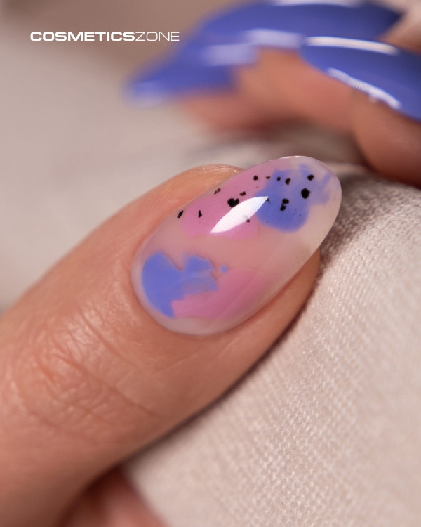 Manicure-wykonany-z-wykorzystaniem-lakieru-hybrydowego-hipoalergicznego-w-kolorze-chlodny-fioletowy (1).webp