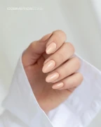 Manicure-hybrydowy.-Paznkcie-pomalowane-lakierem-hybrydwym-w-kolorze-cielistym-bezowym.webp