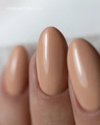 Manicure-hybrydowy.-Paznokcie-pomalowane-lakierem-hybrydowym-hipoalergicznym-w-kolorze-cielistym-nude.webp