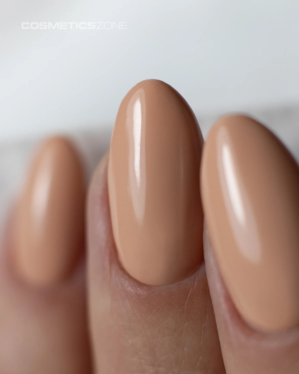 Manicure-hybrydowy.-Paznokcie-pomalowane-lakierem-hybrydowym-hipoalergicznym-w-kolorze-cielistym-nude.webp